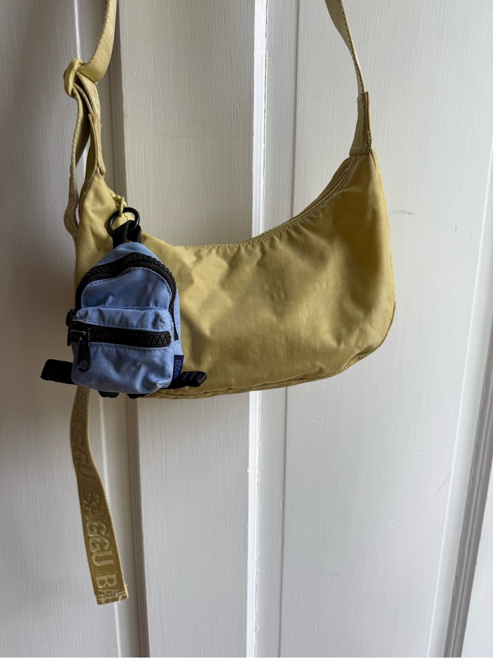 BAGGU Yellow Shoulder Bag with Light Blue Mini Pouch